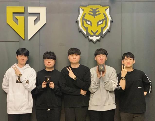 员树立了榜 员树立了榜